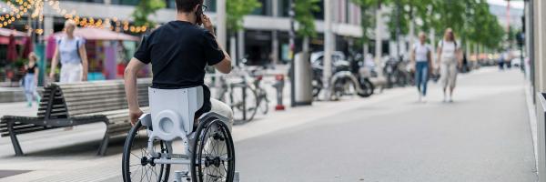 With a moveable backrest to control the wheelchair, one hand remains free. Source Reto Togni & Stefan Villiger / ETH Zurich