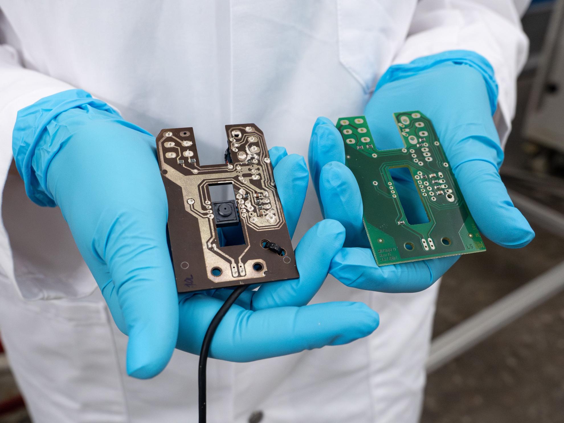 A conventional green circuit board (right) compared with Empa's compostable prototype (left). Source: Empa